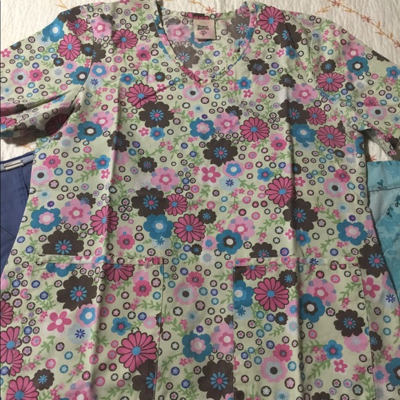 5 scrub tops - Picture 4 of 6